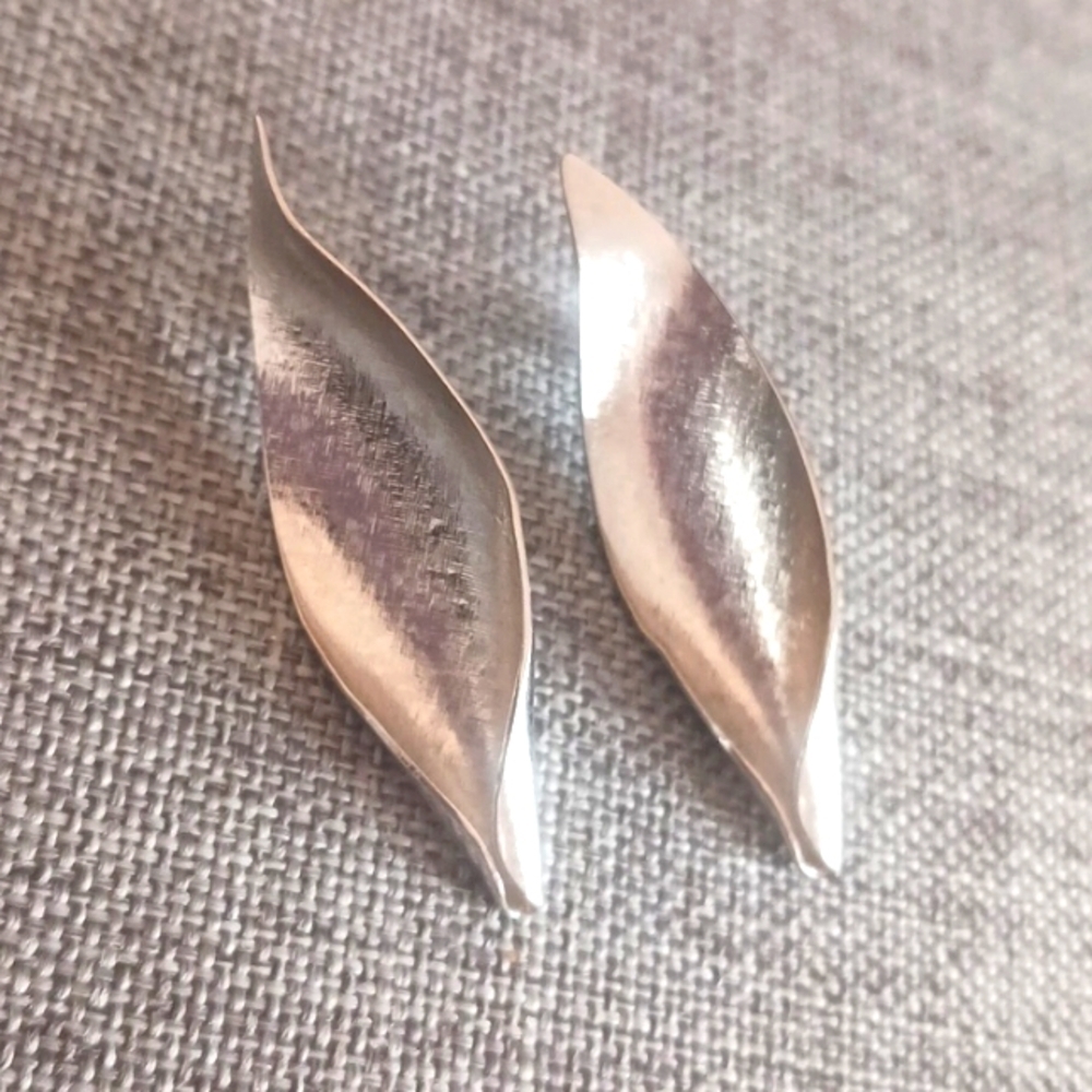 Silvertone Modern Vintage Retro Artistic Leaves Earrings - Pre-loved (1.75")
